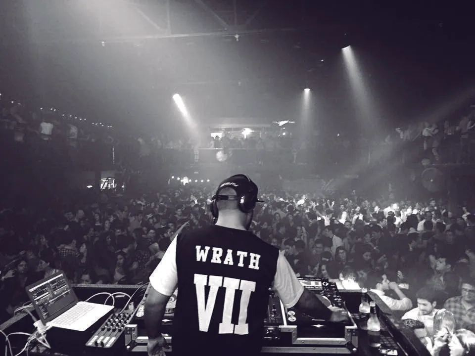 DJ Paul de espaldas ante venue masivo
