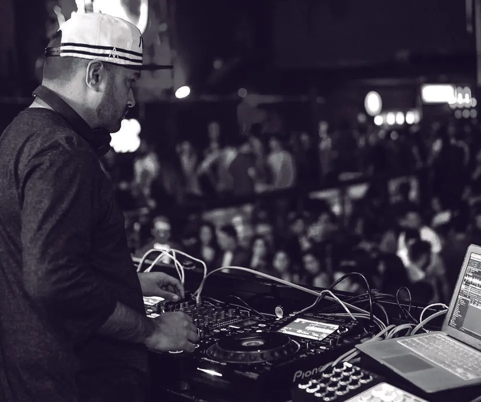 DJ Paul en cabina con su Allen & Heath Xone:96, plano lateral en blanco y negro