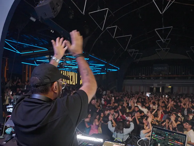 DJ Paul saludando a la multitud