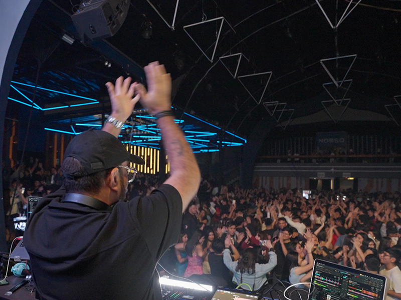 DJ Paul saludando a la multitud
