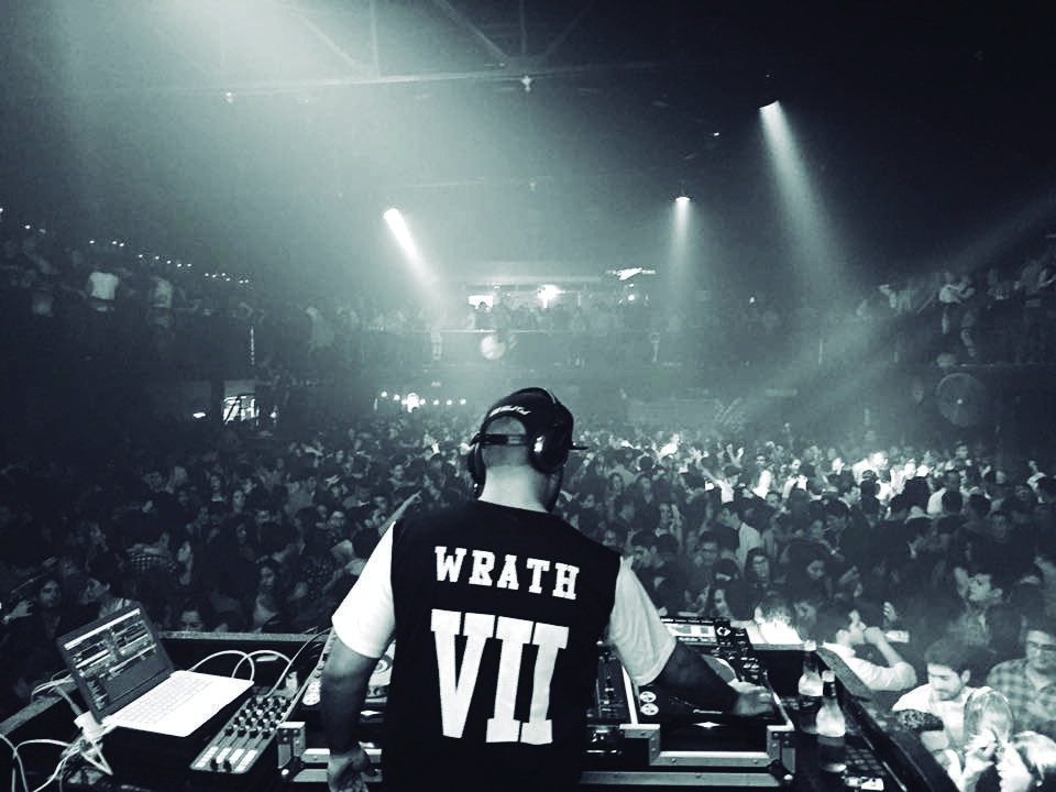 DJ Paul de espaldas ante venue masivo