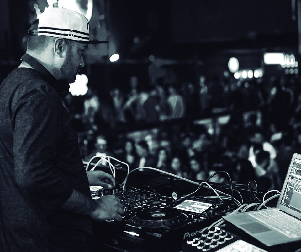 DJ Paul en cabina con su Allen & Heath Xone:96, plano lateral en blanco y negro