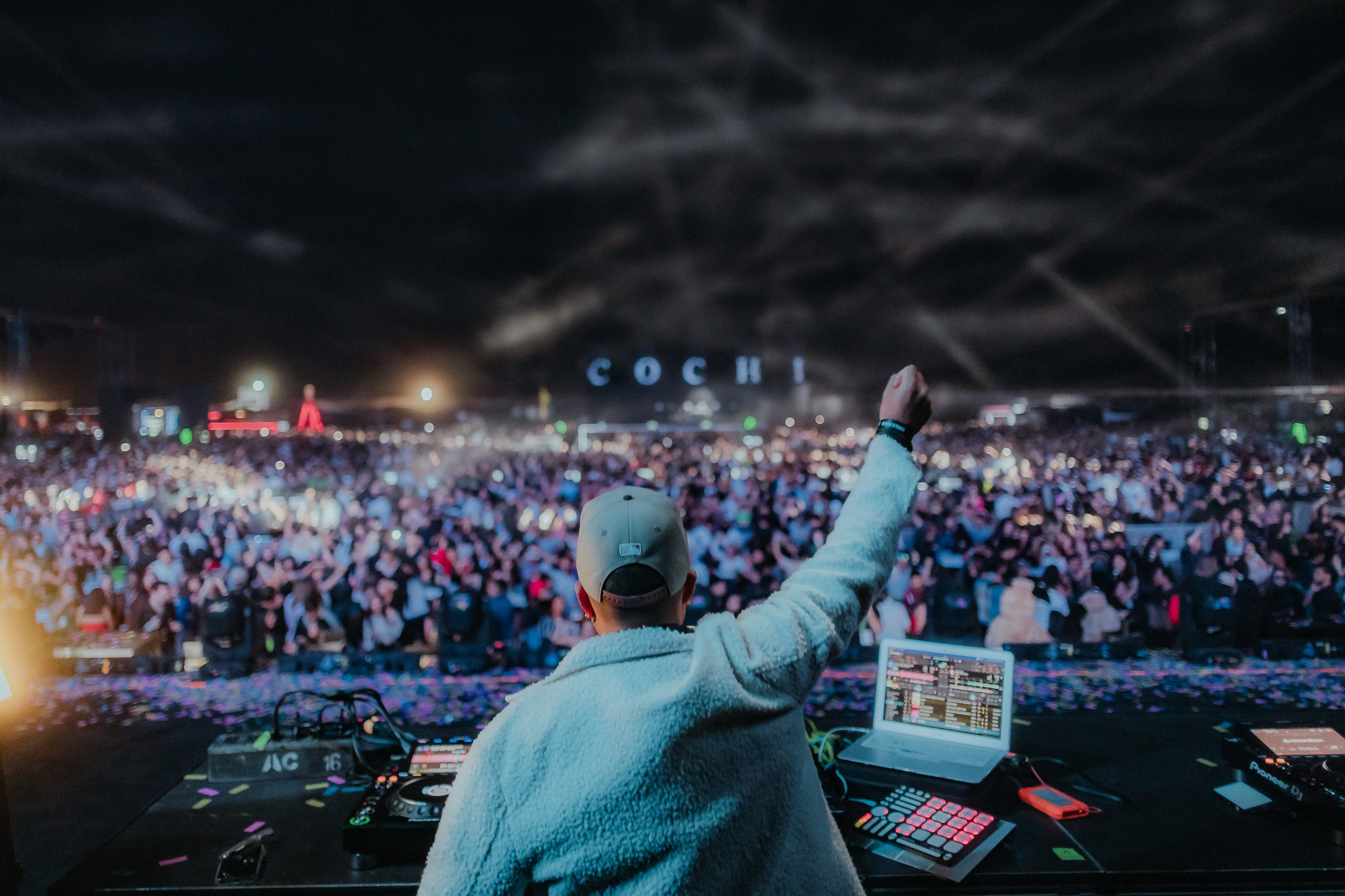 DJ Paul puño en alto, COCHI, festival masivo al aire libre