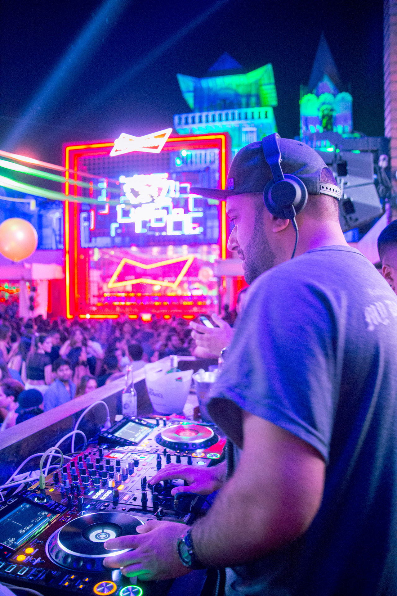 DJ Paul en cabina de Resident con luces neón